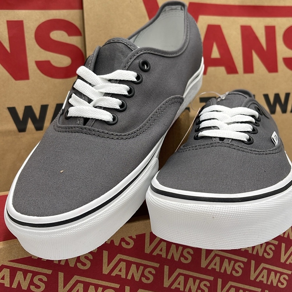 Vans Men’s Authentic Pewter/Black
VN000JRAPBQ
Sneakers - Picture 6 of 16